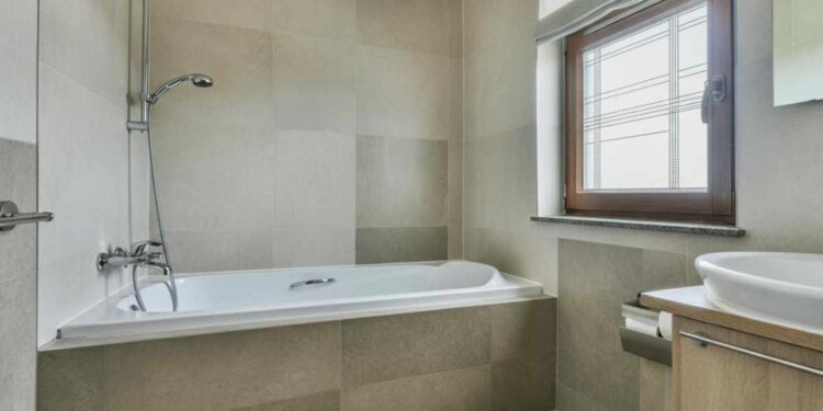 Bagno piccolo con vasca