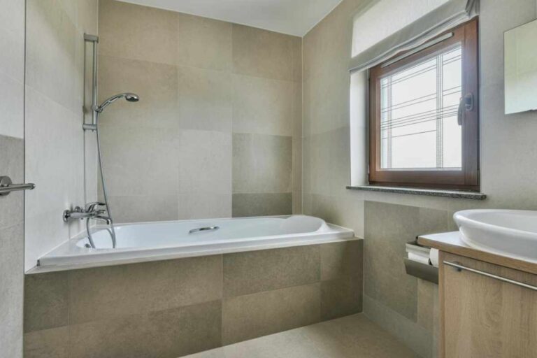 Bagno piccolo con vasca