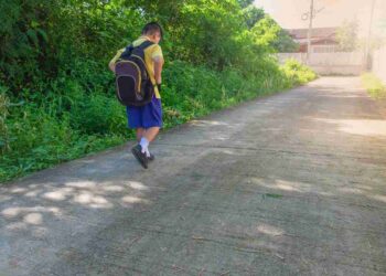 Bambino con lo zaino