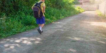 Bambino con lo zaino