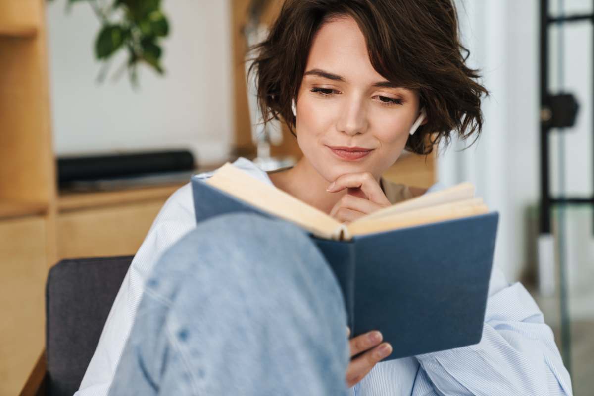 Donna legge libro
