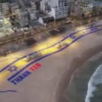 La scritta di ringraziamento per Donald Trump comparsa sulla spiaggia di Tel Aviv