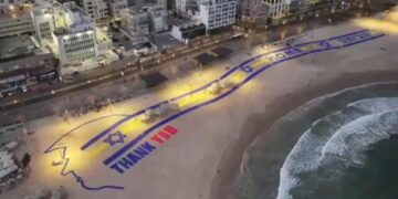 La scritta di ringraziamento per Donald Trump comparsa sulla spiaggia di Tel Aviv