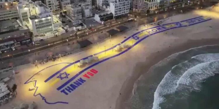 La scritta di ringraziamento per Donald Trump comparsa sulla spiaggia di Tel Aviv