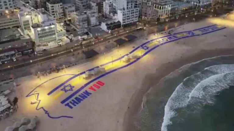 La scritta di ringraziamento per Donald Trump comparsa sulla spiaggia di Tel Aviv