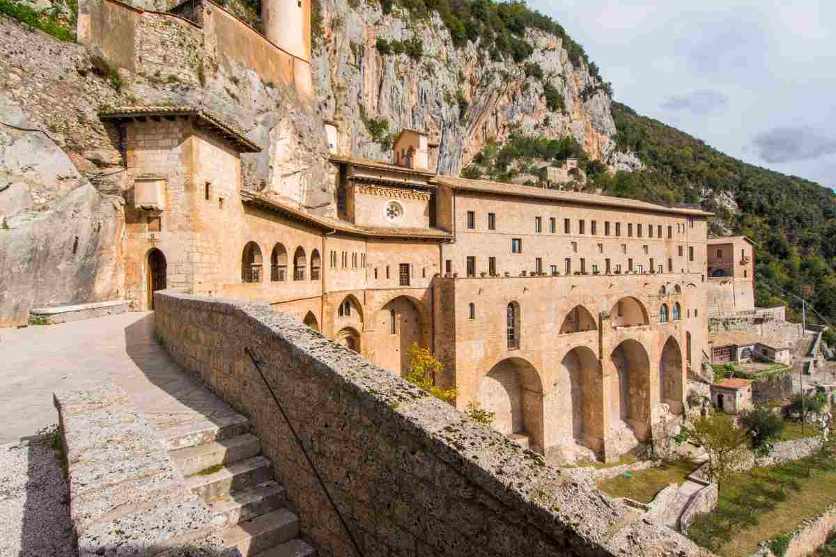 La rocca abbaziale dei borgia a subiaco: il monastero più bello d'italia