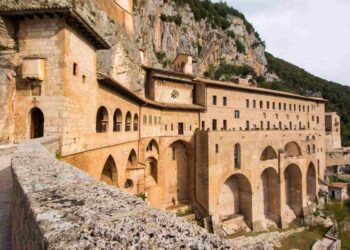 La rocca abbaziale dei borgia a subiaco: il monastero più bello d'italia