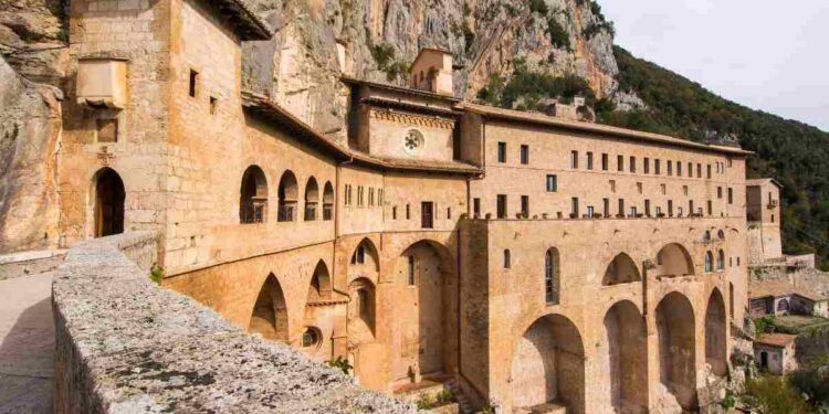 La rocca abbaziale dei borgia a subiaco: il monastero più bello d'italia