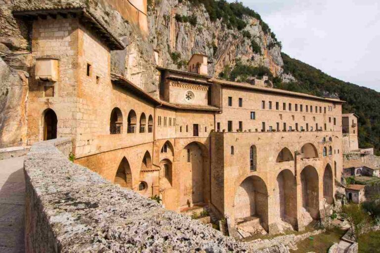 La rocca abbaziale dei borgia a subiaco: il monastero più bello d'italia