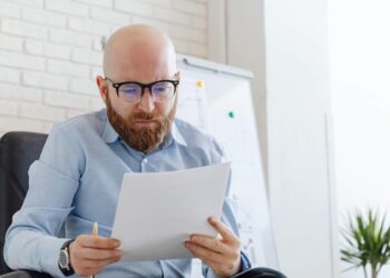 Uomo legge documento