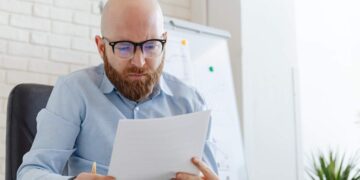 Uomo legge documento