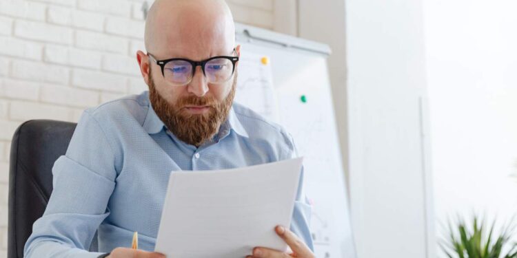 Uomo legge documento