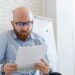 Uomo legge documento