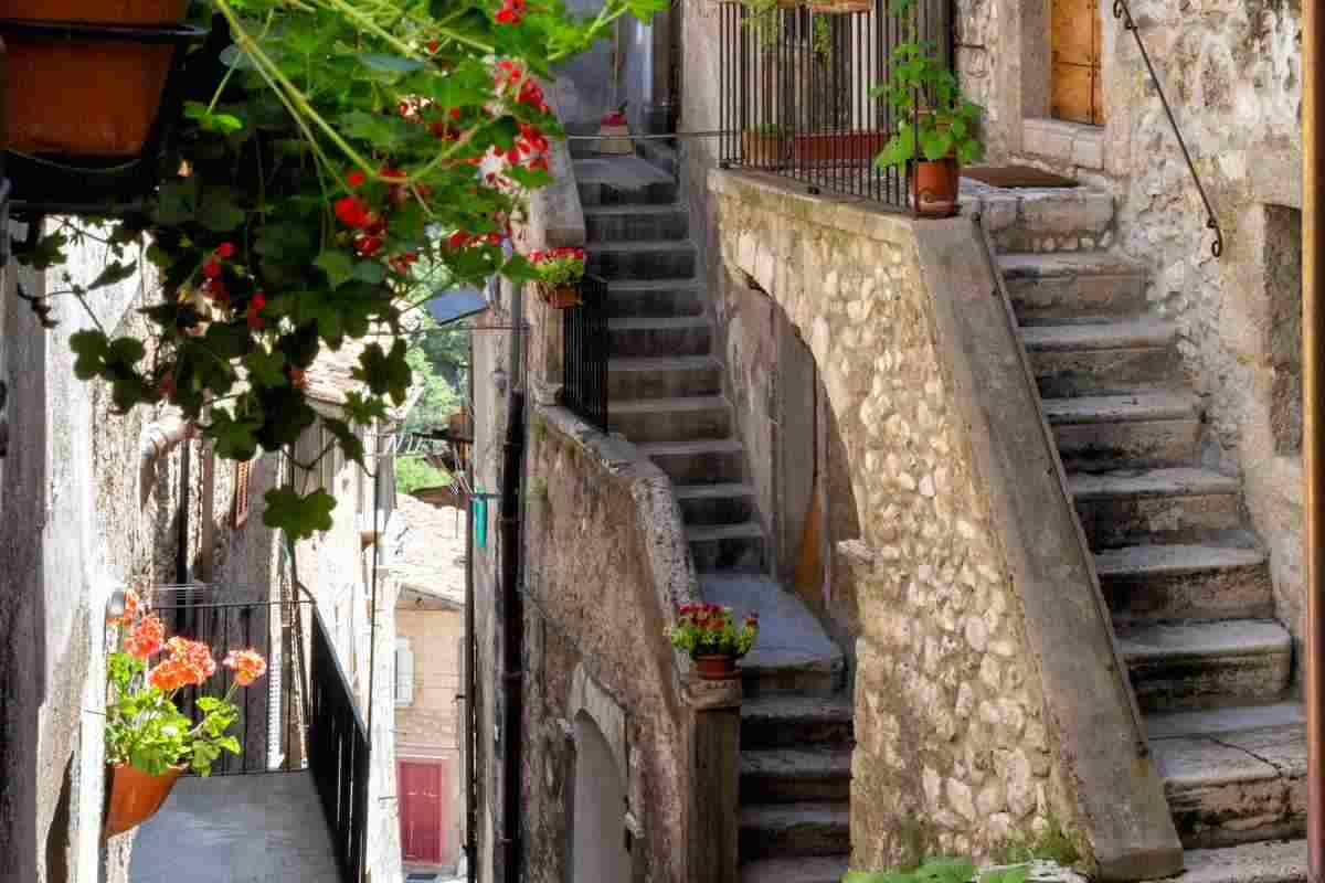 L'Italia che non ti aspetti: 5 itinerari a piedi tra le meraviglie di borghi