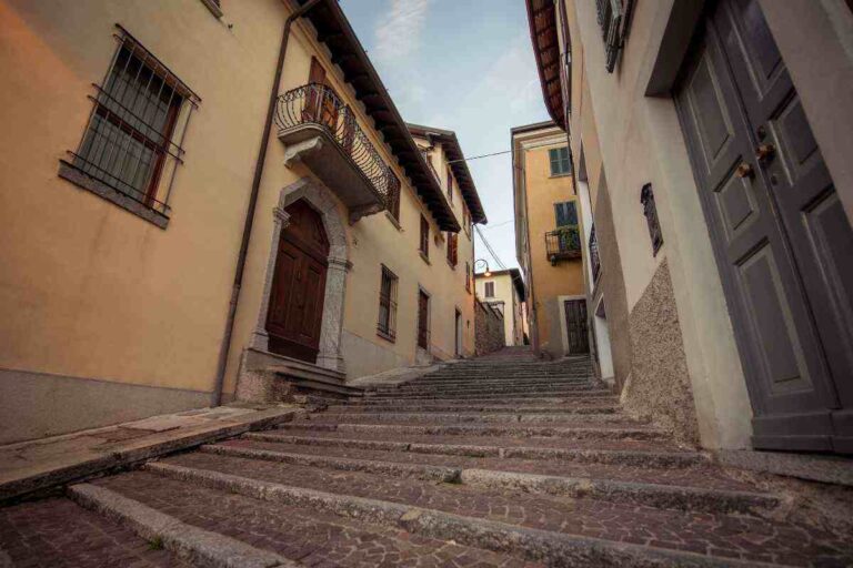 L'Italia che non ti aspetti: 5 itinerari a piedi tra le meraviglie di borghi, tuttin i dettagli