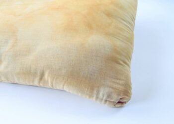 Come sbiancare i cuscini ingialliti