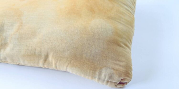 Come sbiancare i cuscini ingialliti