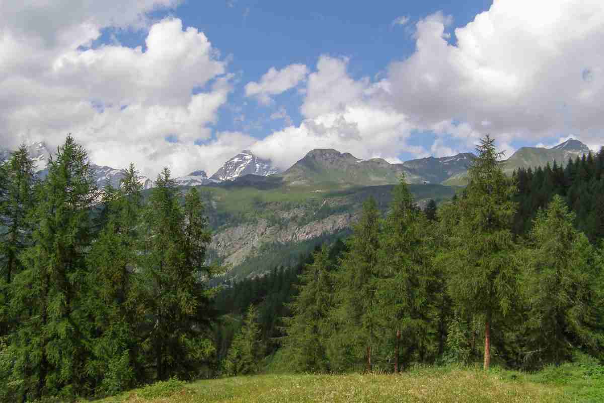 Tra montagne, borghi e prati verdi