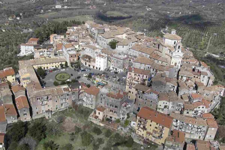 Con una popolazione di circa 7.000 abitanti, questo comune della Città Metropolitana di Roma non ha radici antichissime come molti altri borghi italiani,