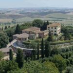 Situato a San Secondo di Pinerolo, questo gioiello architettonico si distingue non solo per la sua raffinata dimora storica, ma soprattutto per un vasto parco