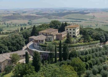 Situato a San Secondo di Pinerolo, questo gioiello architettonico si distingue non solo per la sua raffinata dimora storica, ma soprattutto per un vasto parco