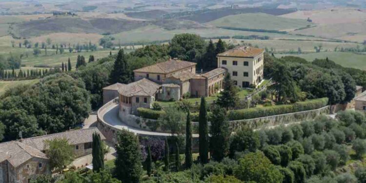 Situato a San Secondo di Pinerolo, questo gioiello architettonico si distingue non solo per la sua raffinata dimora storica, ma soprattutto per un vasto parco