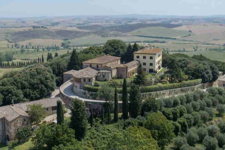 Situato a San Secondo di Pinerolo, questo gioiello architettonico si distingue non solo per la sua raffinata dimora storica, ma soprattutto per un vasto parco