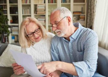 Coppia legge documento