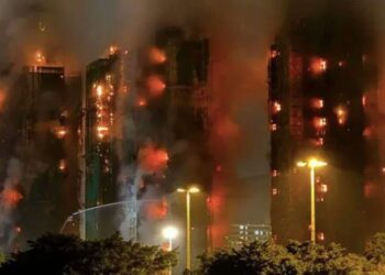 Hong Kong incendio tra i grattacieli a Tai Po