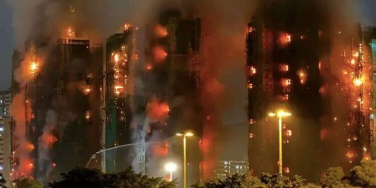 Hong Kong incendio tra i grattacieli a Tai Po