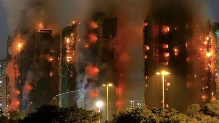 Hong Kong incendio tra i grattacieli a Tai Po