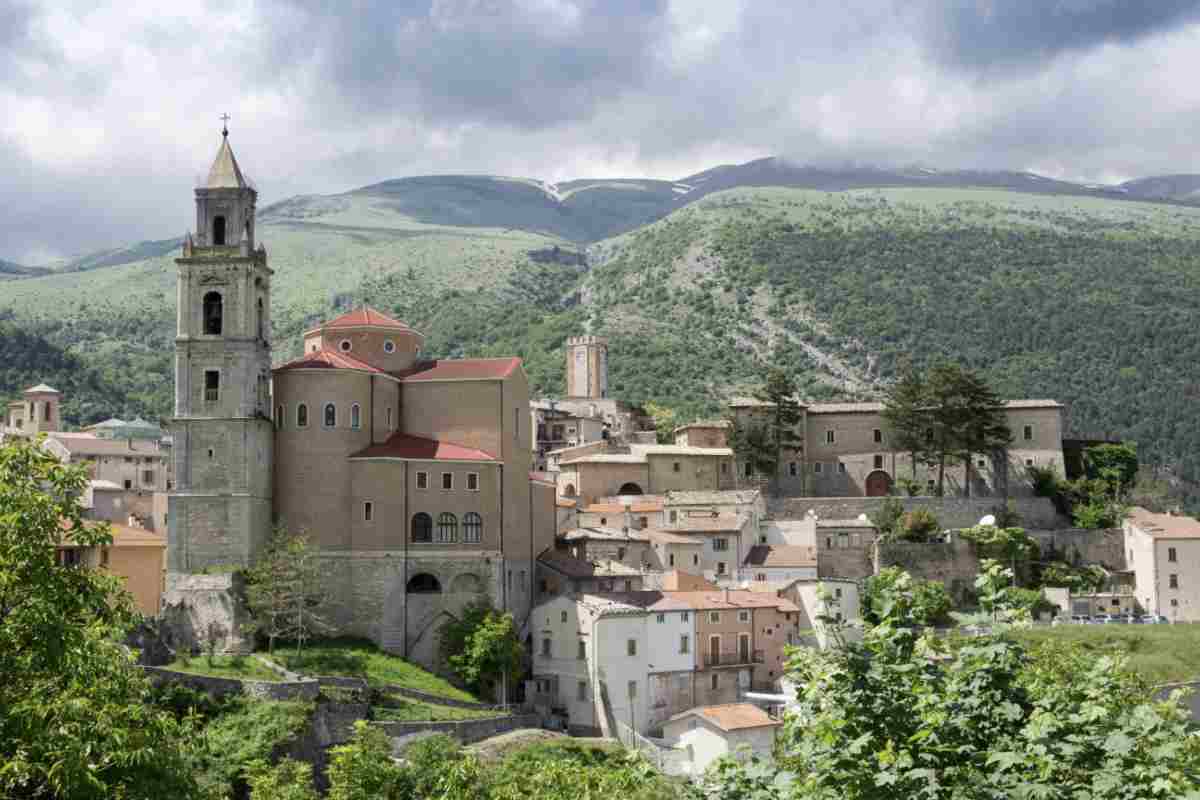 Oltre alle bellezze paesaggistiche e architettoniche, Palena si distingue per una cucina ricca di piatti tipici che riflettono la cultura contadina e artigianale locale.