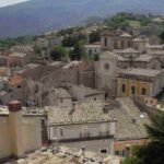 Il borgo in questione è Palena, conosciuto anche come il “borgo delle orchidee” grazie alla presenza di ben 64 specie diverse di queste piante