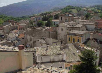 Il borgo in questione è Palena, conosciuto anche come il “borgo delle orchidee” grazie alla presenza di ben 64 specie diverse di queste piante