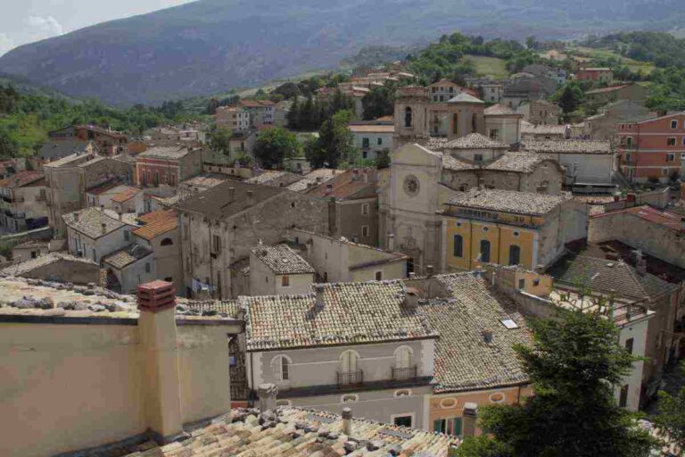 Il borgo in questione è Palena, conosciuto anche come il “borgo delle orchidee” grazie alla presenza di ben 64 specie diverse di queste piante