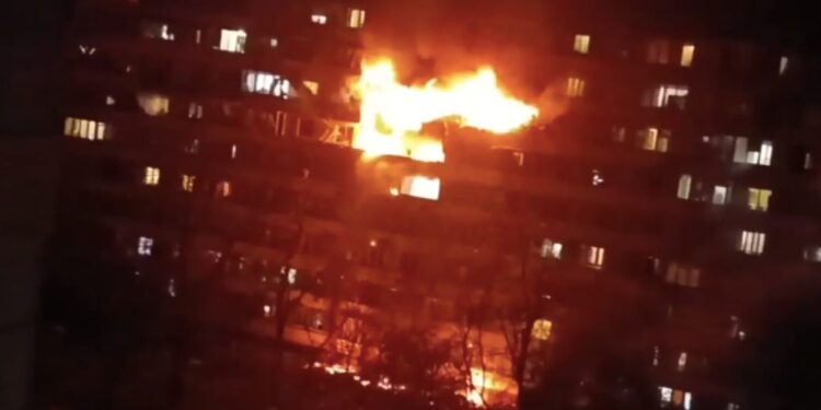 Guerra Russia-Ucraina, Mosca colpisce nel quartiere Svyatoshynskyi di Kiev