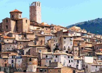 Il Borgo Italiano sospeso tra cielo e terra: un luogo magico