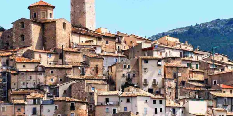 Il Borgo Italiano sospeso tra cielo e terra: un luogo magico
