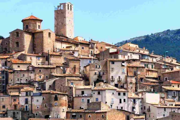 Il Borgo Italiano sospeso tra cielo e terra: un luogo magico