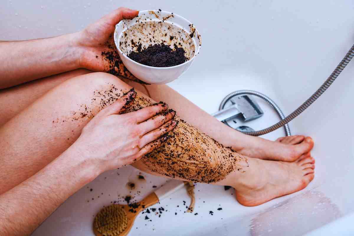 via la celluite con gli scrub al caffè