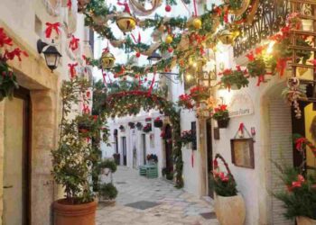 Dove il tempo si è fermato: il borgo medioevale più bello e luminoso della Puglia