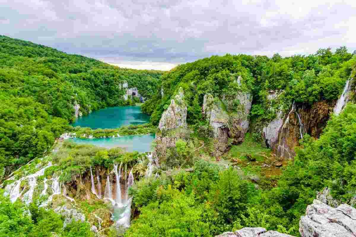 Il parco dei sogni a due passi dall’Adriatico: cascate da film e laghi
