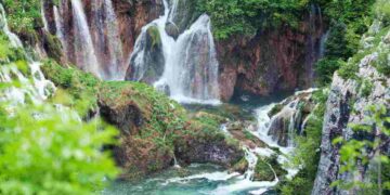 Il parco dei sogni a due passi dall’Adriatico: cascate da film e laghi , tutti i dettagli
