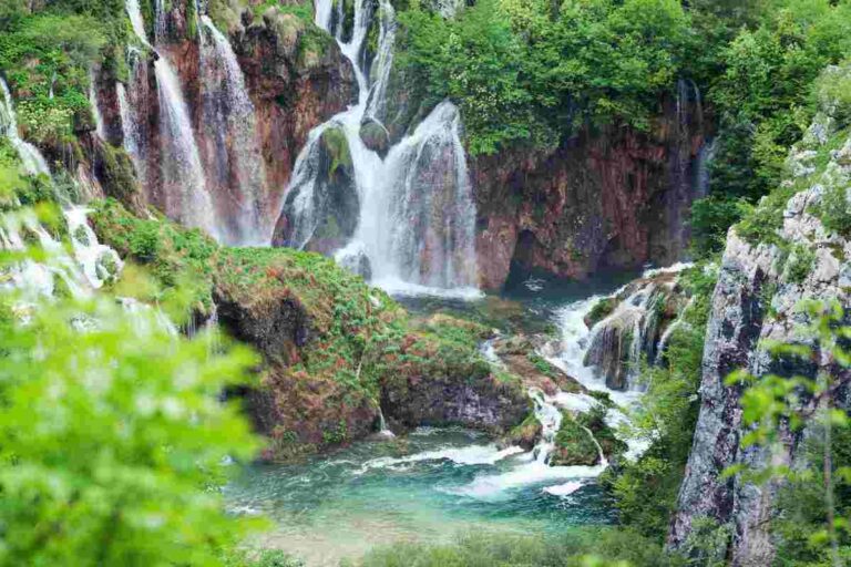 Il parco dei sogni a due passi dall’Adriatico: cascate da film e laghi , tutti i dettagli