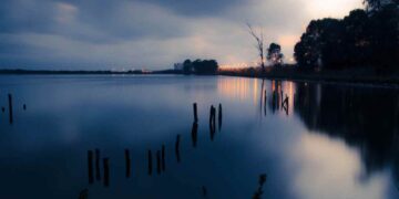 A un passo da Roma, il lago vulcanico segreto che sembra un paradiso perduto, tutti i dettagli