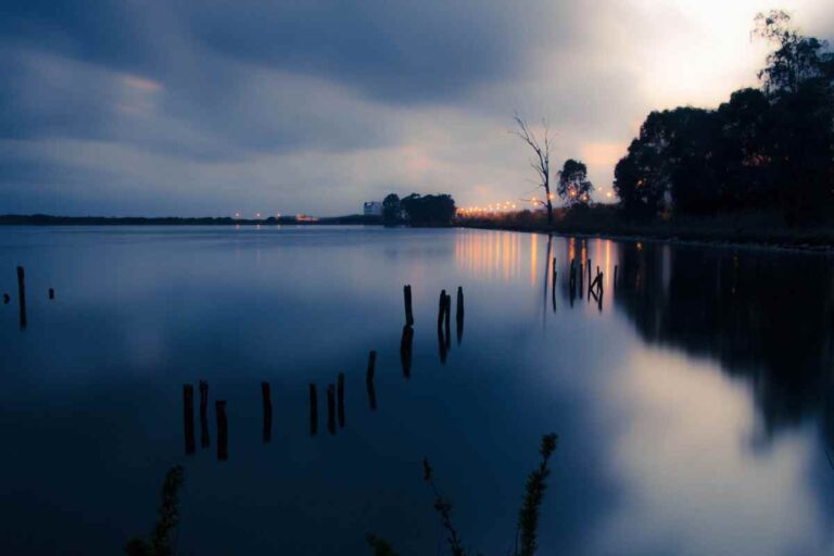 A un passo da Roma, il lago vulcanico segreto che sembra un paradiso perduto, tutti i dettagli