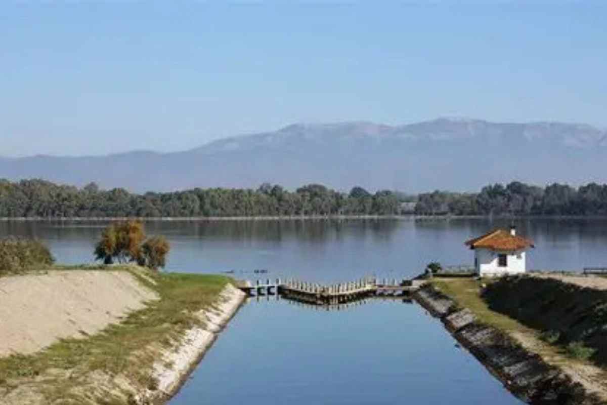 A un passo da Roma, il lago vulcanico segreto che sembra un paradiso perduto