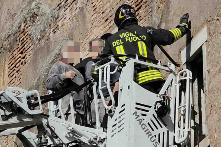Crolla la Torre dei Conti a Roma: le immagini e i video del salvataggio ...