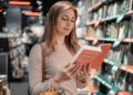 Donna negozio libri