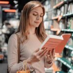 Donna negozio libri